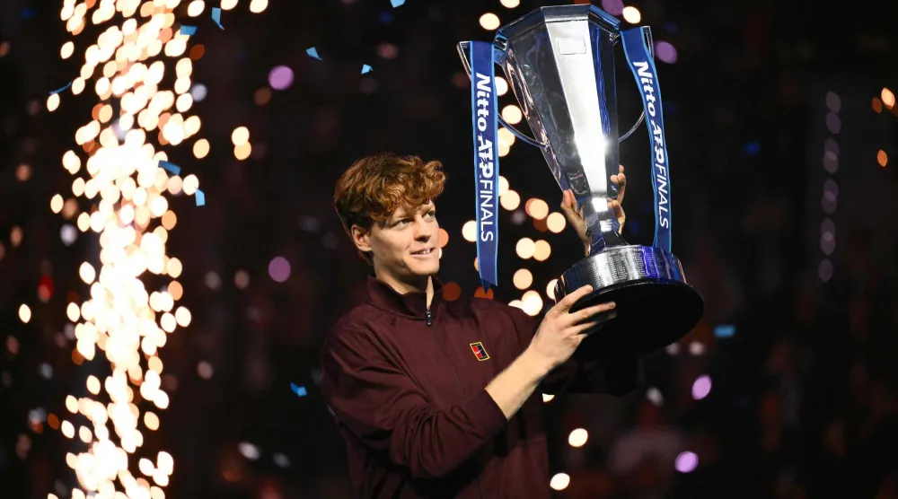 الإيطالي يانيك سينر بطل الجولة الختامية بتورينو (أ.ف.ب) 