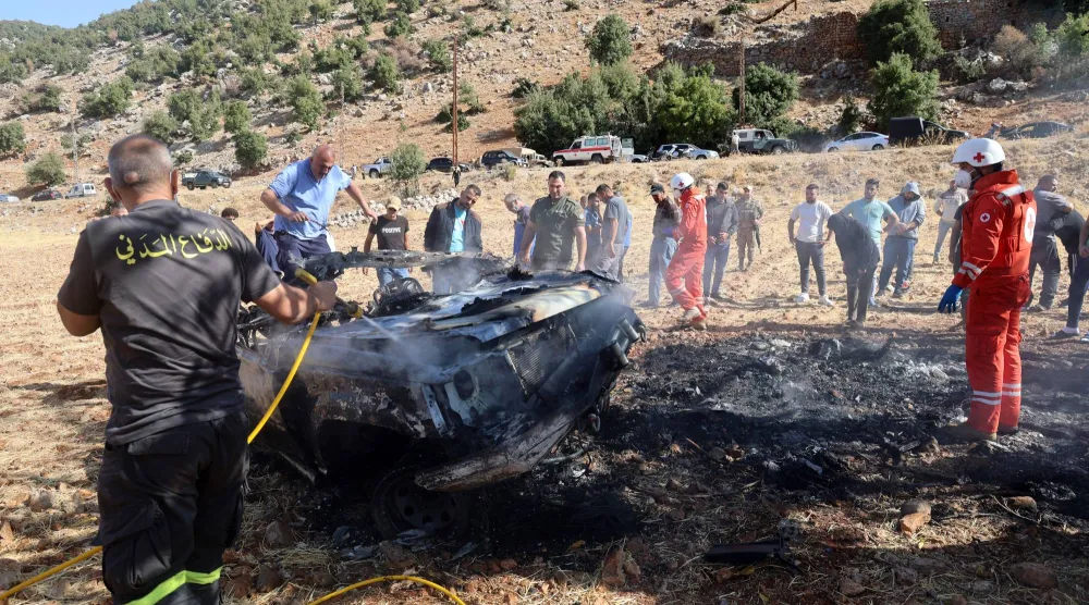 حطام مركبة استهدفتها طائرة مسيّرة إسرائيلية في جنوب لبنان (إ.ب.أ) 