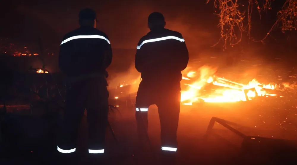 عناصر الحماية المدنية الجزائرية خلال مكافحة حريق في منطقة تيبازة الواقعة على بعد 70 كيلومتراً غرب العاصمة (الحماية المدنية الجزائرية عبر «فيسبوك»)