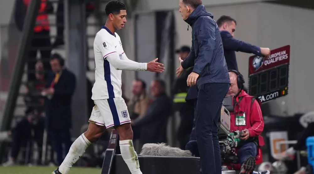 توماس توخيل مدرب إنجلترا يصافح جود بلينغهام بعد تبديله (د.ب.أ)