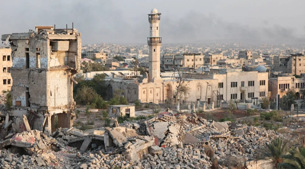 دمار حول قلعة حلب التي تعرضت لأضرار خلال سنوات الحرب في سوريا (رويترز)