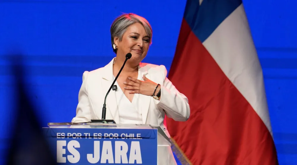 المرشحة الرئاسية جانيت جارا من ائتلاف «وحدة من أجل تشيلي» تتحدث إلى أنصارها (ا.ب)