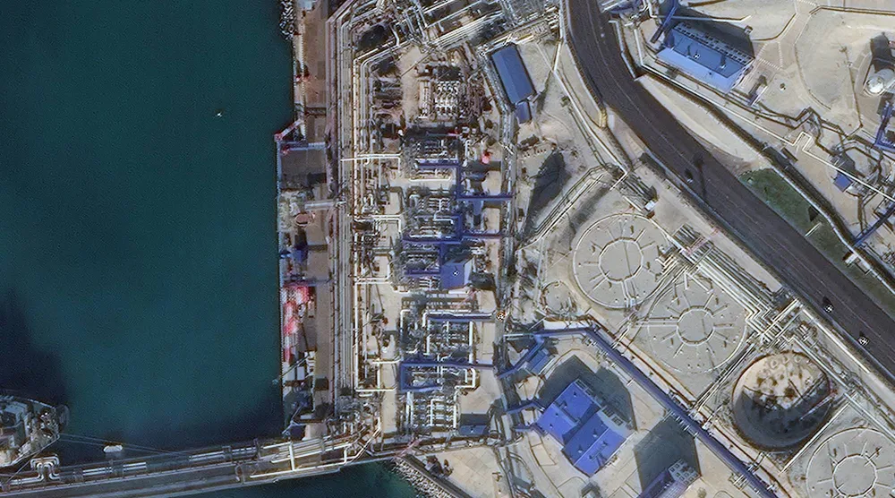 صورة أقمار اصطناعية تُظهر نظرة عامة على منشآت نفطية في ميناء نوفوروسيسك الروسي قبل هجوم صاروخي وطائرات مسيَّرة أوكرانية (رويترز)