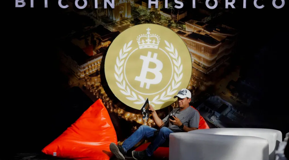 رجل يستريح في صالة خلال انطلاق مؤتمر «بتكوين هيستوريكو» وهو مؤتمر نظمه المكتب الوطني للبتكوين في السلفادور (رويترز)