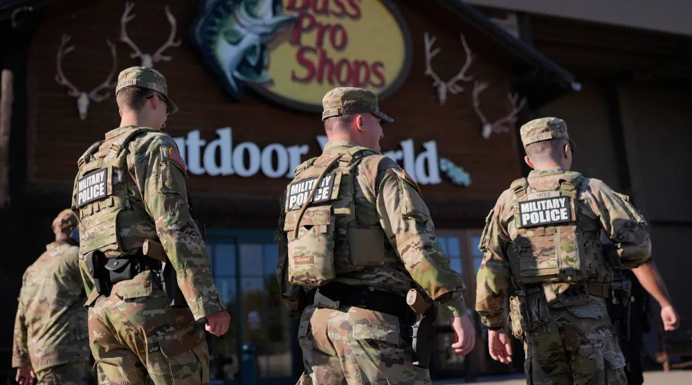 عناصر من «الحرس الوطني» خارج شبكة متاجر بممفيس في تينيسي (أ.ب)