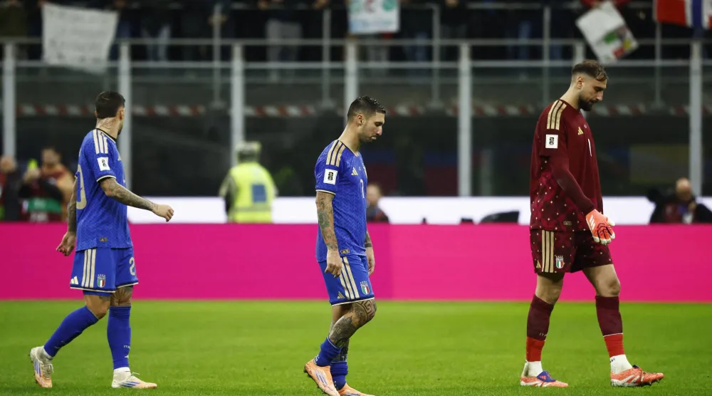 من لقاء إيطاليا الأخير ضد النرويج في ملعب سان سيرو (رويترز)