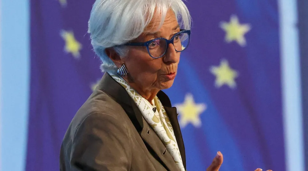 لاغارد تتحدث إلى وسائل الإعلام بعد اجتماع مجلس محافظي البنك المركزي الأوروبي (رويترز)