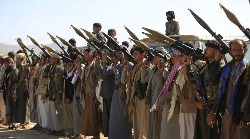 حوثيون يستعرضون قوتهم في منطقة حرف سفيان التابعة لمحافظة عمران شمال صنعاء (أ.ف.ب)