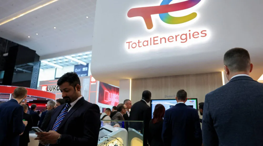 جناح «توتال إنرجيز» بمعرض ومؤتمر أبوظبي الدولي للبترول «أديبك» في أبوظبي 3 نوفمبر 2025 (رويترز)