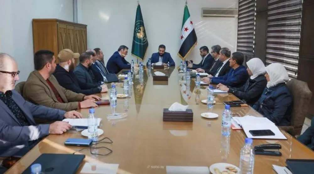 الشرع خلال زيارته مقر مصرف سوريا المركزي ولقائه حاكم ونواب المصرف (سانا)