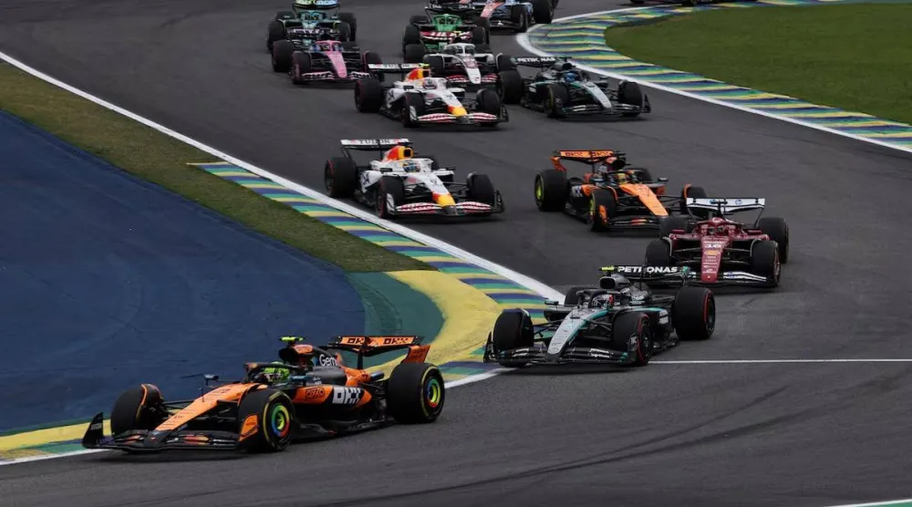 ضم فريق مكلارين الفائز بلقب الصانعين في بطولة العالم إيلا هاكينن (رويترز)