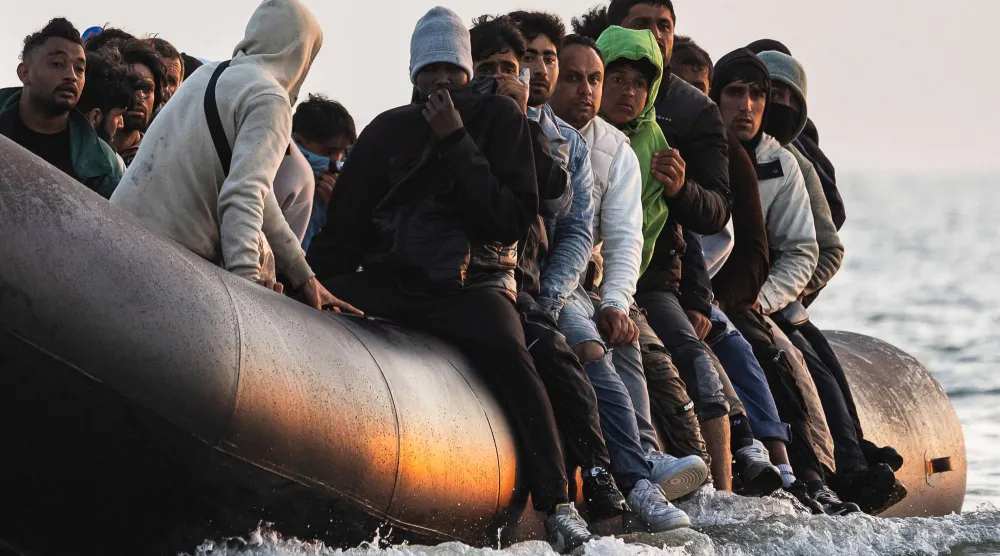 مهاجرون يحاولون عبور بحر المانش باتجاه بريطانيا (أرشيفية- أ.ف.ب)