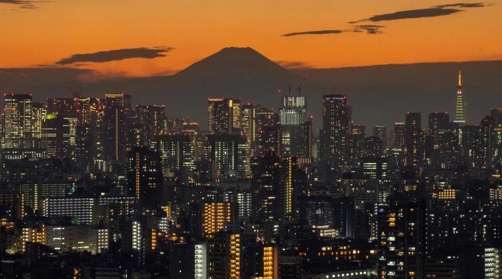 جبل فوجي الياباني بالقرب من العاصمة طوكيو وقت الغروب (أ.ف.ب)