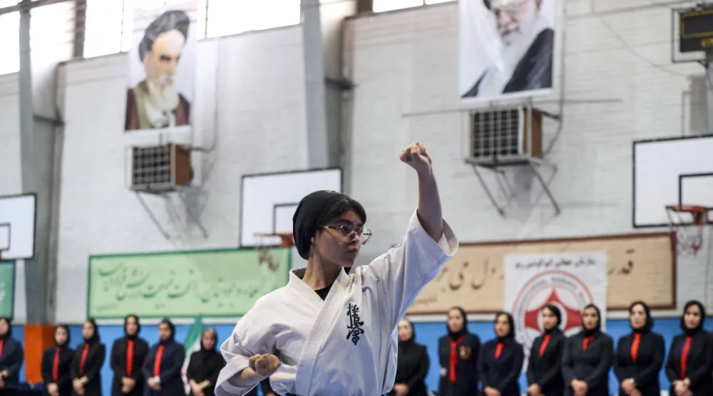 لاعبة كاراتيه تستعرض في القاعة (أ.ف.ب)