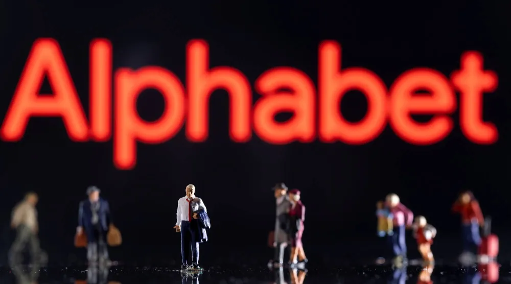 تماثيل صغيرة أمام شعار «ألفابت» في هذه الصورة التوضيحية (رويترز)