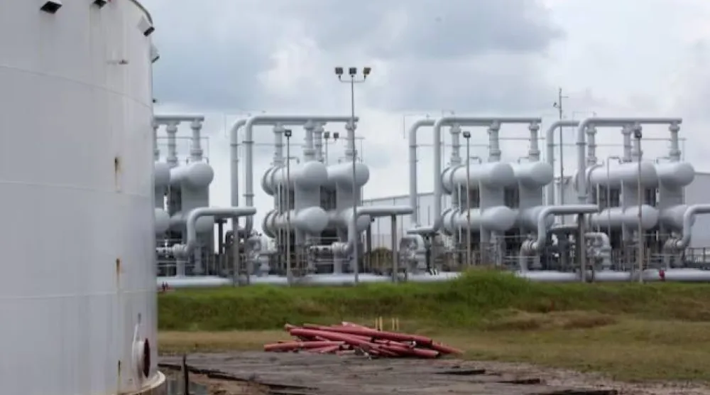 خزان نفط ومعدات أنابيب في الاحتياطي النفطي الاستراتيجي بفريبورت تكساس (رويترز)