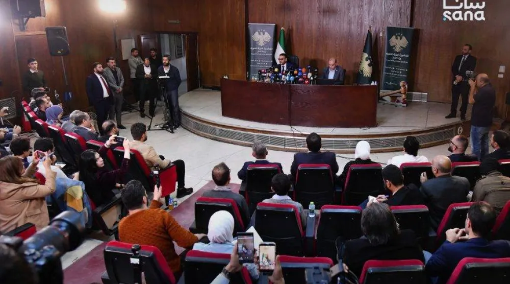 مؤتمر صحافي للجنة التحقيق الوطنية بأحداث السويداء في وزارة الإعلام بدمشق يوم الأحد (سانا)