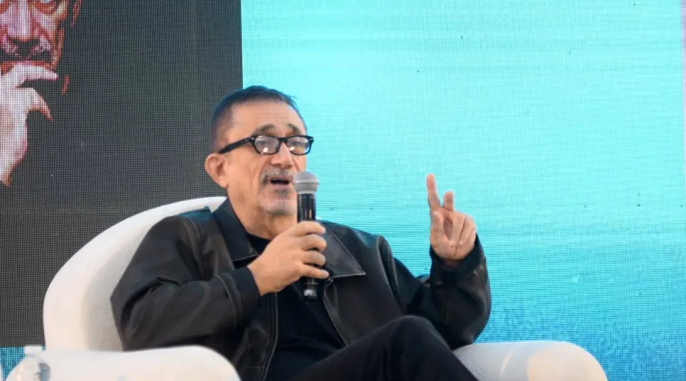 المخرج التركي نوري بيلغي جيلان متحدثاً في محاضرة له بالقاهرة السينمائي (مهرجان القاهرة السينمائي)