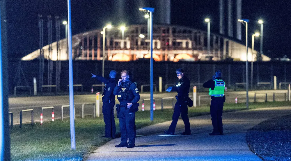 عناصر من الشرطة الدنماركية بعد إغلاق حركة المرور في مطار كوبنهاغن بسبب تقارير عن طائرات مُسيَّرة يوم 22 سبتمبر 2025 (رويترز)
