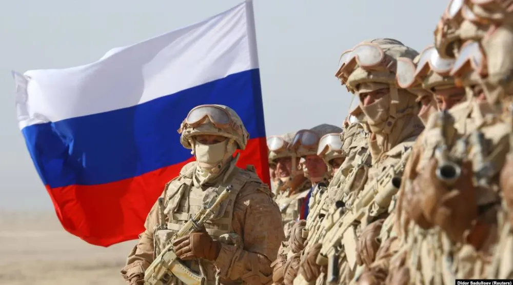 قال مراسل للتلفزيون الرسمي الروسي في تقرير بُثَّ الأحد: «ينشط ضباط وجنود من وحدة القوات المسلحة الروسية في 6 دول أفريقية» (رويترز)