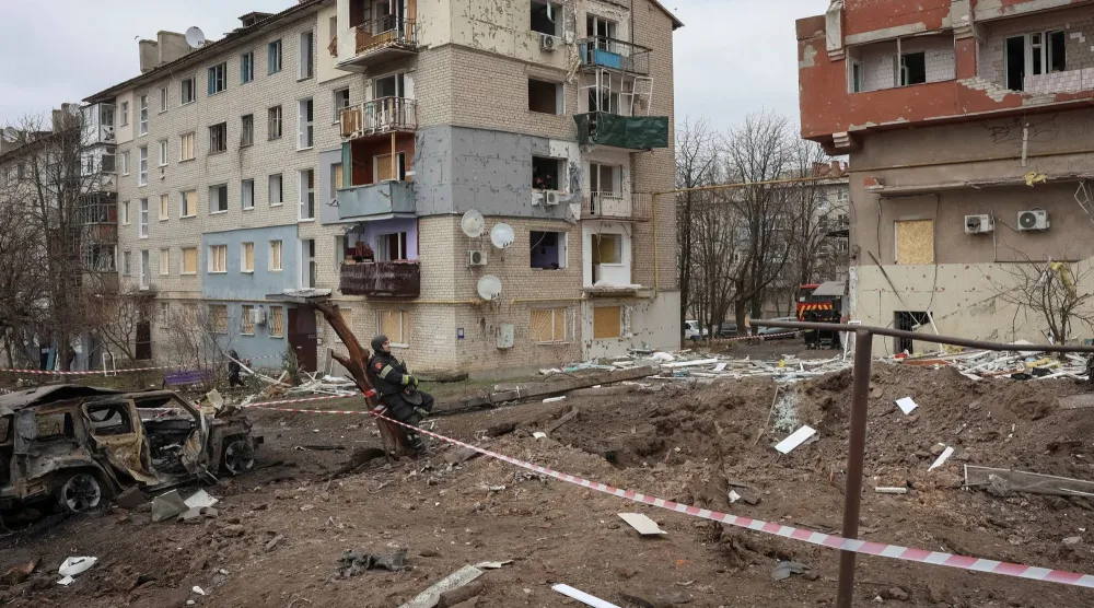 رجل إطفاء في موقع مبانٍ سكنية استهدفتها الضربات الصاروخية الروسية في بلدة بالاكليا في منطقة خاركيف بأوكرانيا في 17 نوفمبر 2025 (رويترز)
