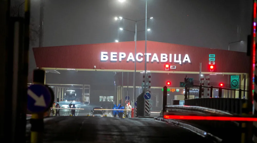 إيراستافيكا على الجانب البيلاروسي من معبر الحدود بين بولندا وبيلاروسيا كما شوهد من بوبرونيكي بولندا 17 نوفمبر 2025... بعد إعادة بولندا فتح معبر بوبرونيكي (رويترز)