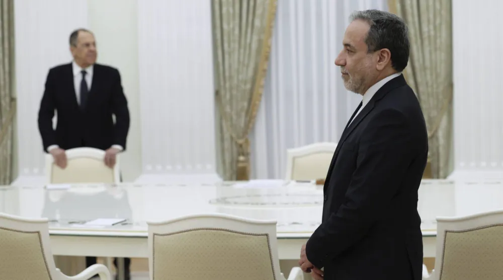 وزير الخارجية الإيراني عباس عراقجي ونظيره الروسي سيرغي لافروف في موسكو يوم 18 أبريل 2025 (أ.ب)