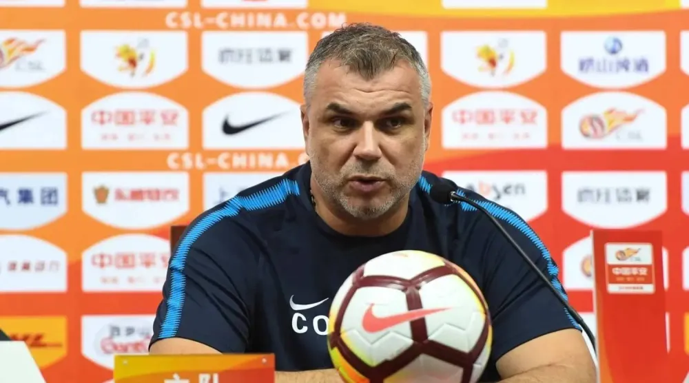 الروماني كوزمين أولاريو مدرب منتخب الإمارات (رويترز)