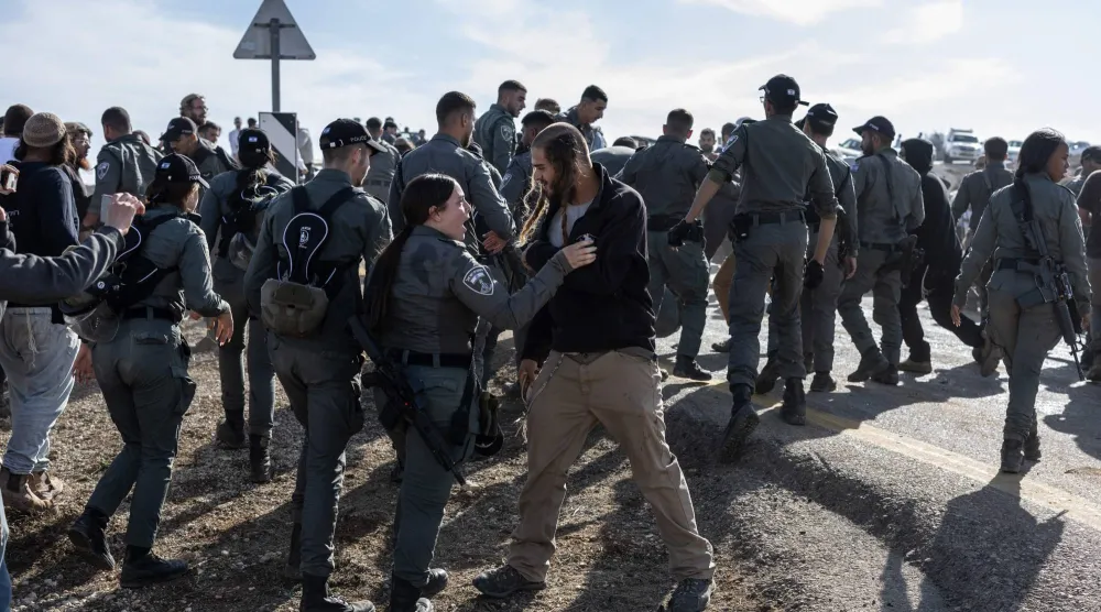 خلال اشتباك قوات الأمن الإسرائيلية مع مستوطنين أثناء إخلاء وهدم بؤرة استيطانية غير قانونية بنيت بالقرب من مستوطنة ميتساد اليهودية شرق مدينة سعير الفلسطينية في الضفة الغربية المحتلة 17 نوفمبر 2025 (أ.ف.ب)
