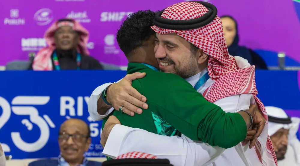 الأمير فهد بن جلوي مهنئاً النخلي بالذهبية (الشرق الأوسط)