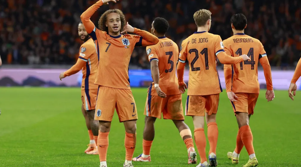 احتفالية لاعبي هولندا بهدف تشافي سيمونز في ليتوانيا (إ.ب.أ)