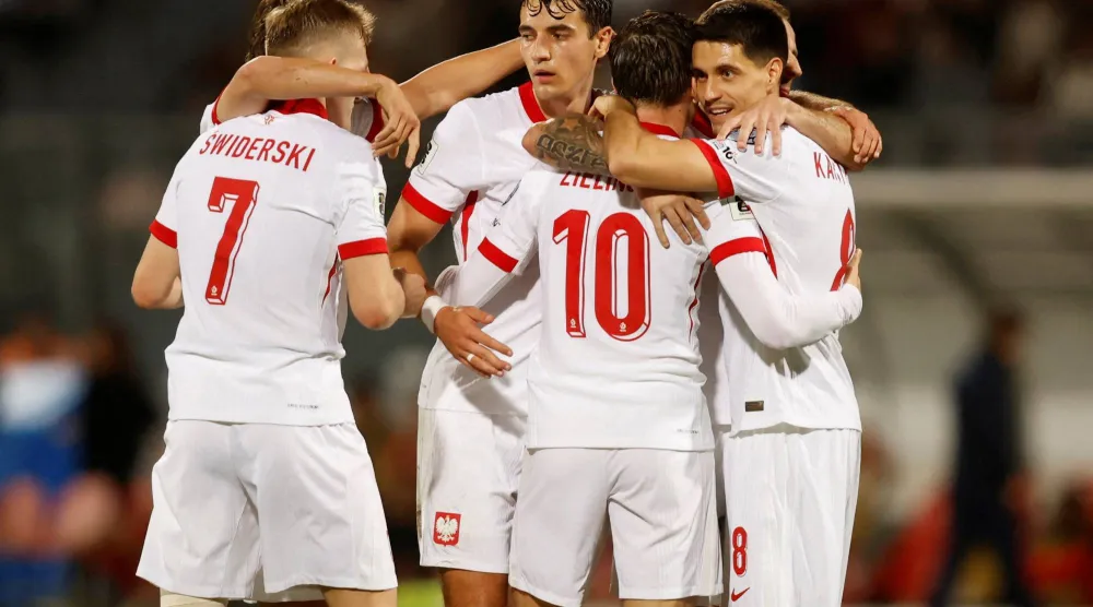 فرحة لاعبي بولندا بالفوز والتأهل للملحق (رويترز)