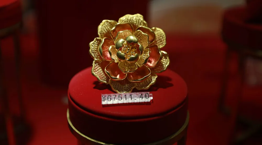 قطعة على شكل زهرة مصنوعة من الذهب معروضة في معرض الصين الدولي للمجوهرات في بكين (إ.ب.أ)