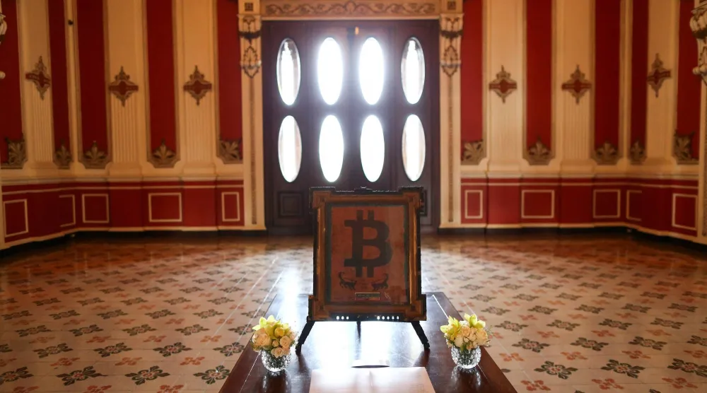 قطعة فنية مرتبطة بـ«البتكوين» معروضة خلال اليوم الختامي لمؤتمر «بتكوين» التاريخي في السلفادور (رويترز)