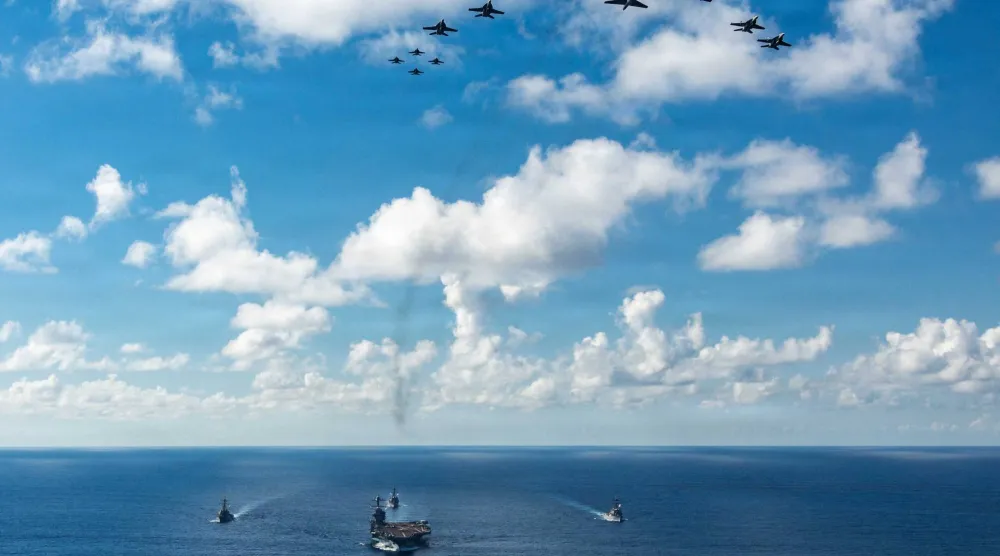 صورة وزّعتها وزارة الحرب الأميركية لحاملة الطائرات «فورد» وقوتها الضاربة في موقع غير محدد بالمحيط الأطلسي (أرشيفية - رويترز)