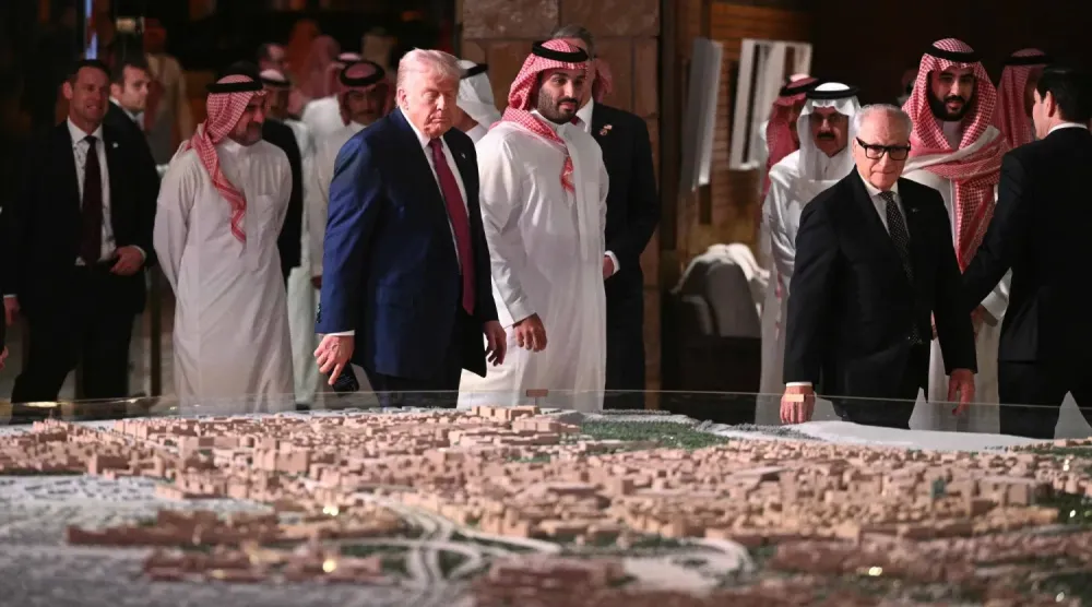 Suudi Arabistan Başbakanı ve Veliaht Prensi Muhammed bin Selman, Mayıs 2025'te Suudi Arabistan'ı ziyaret eden ABD Başkanı Donald Trump ile birlikte yürüyor. (SPA)
