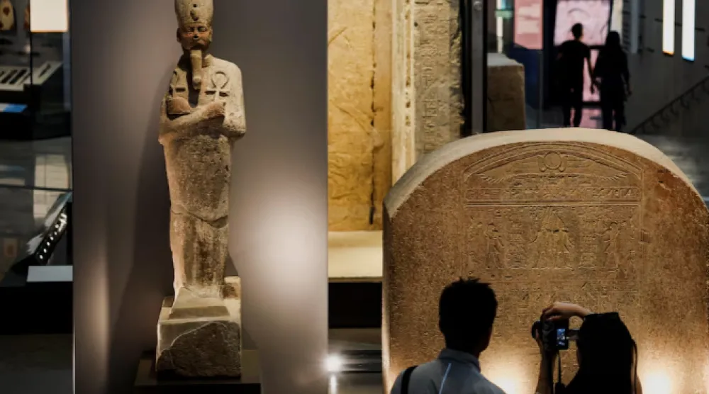 زيارة المتاحف والمعارض الفنية والمواقع التراثية العريقة يمكن أن تقلل من الشعور بالتوتر (رويترز)