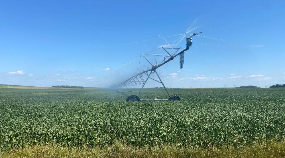 آلة ريّ في حقل لفول الصويا بولاية نبراسكا الأميركية (رويترز)
