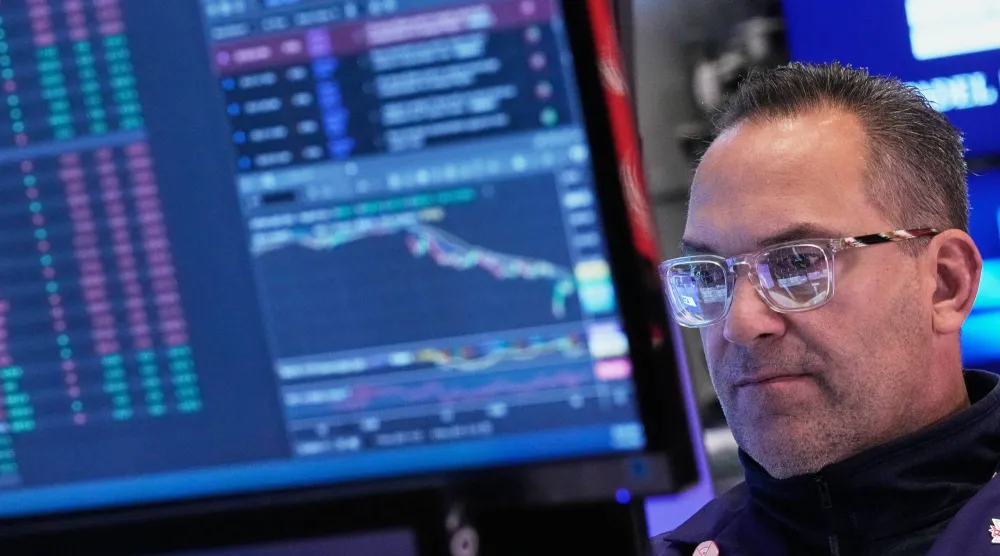 متداول يعمل في بورصة نيويورك (أ.ب)