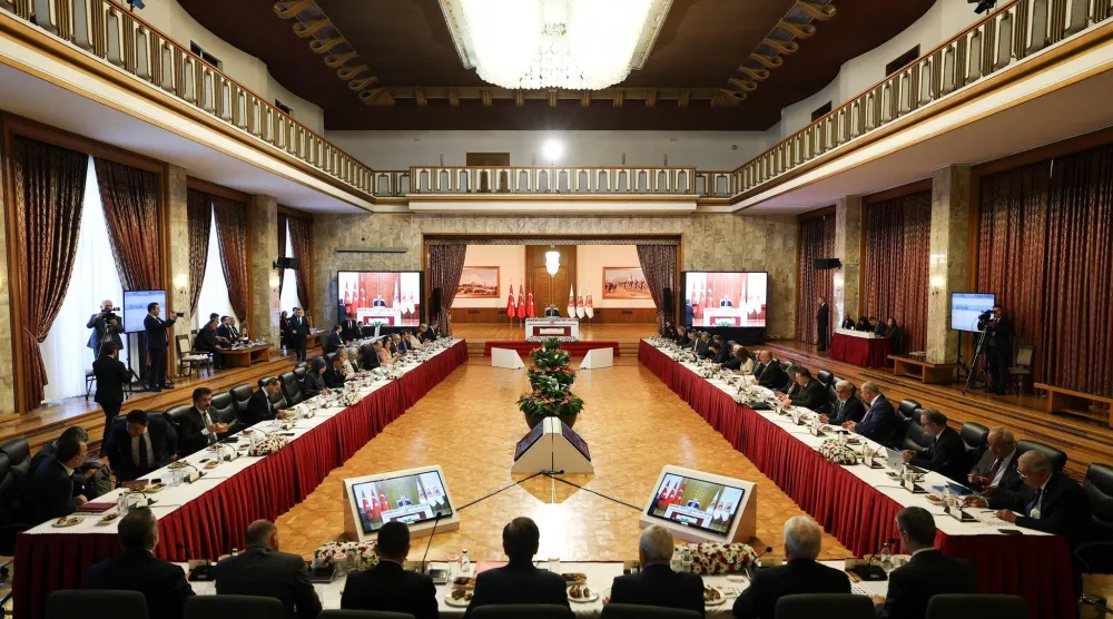 لجنة وضع الإطار القانوني لنزع أسلحة «العمال الكردستاني» عقدت جلسة استماع مهمة الثلاثاء 18 نوفمبر للوقوف على آخر تطورات «عملية السلام» (البرلمان التركي - إكس)