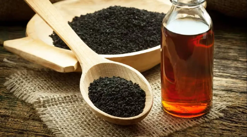 بذور الحبة السوداء تُعرف باستخدامها كعلاج طبيعي بفضل خصائصها المضادة للأكسدة والالتهابات (كليفلاند كلينك)