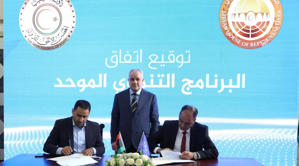 صورة وزعها «مصرف ليبيا المركزي» لتوقيع اتفاق مجلسي النواب و«الدولة»