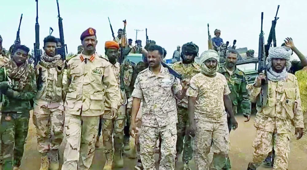 أرشيفية متداولة للقائد المنشق أبو عاقلة كيكل (الثالث من اليسار) مع «الدعم السريع» قبل انضمامه للجيش