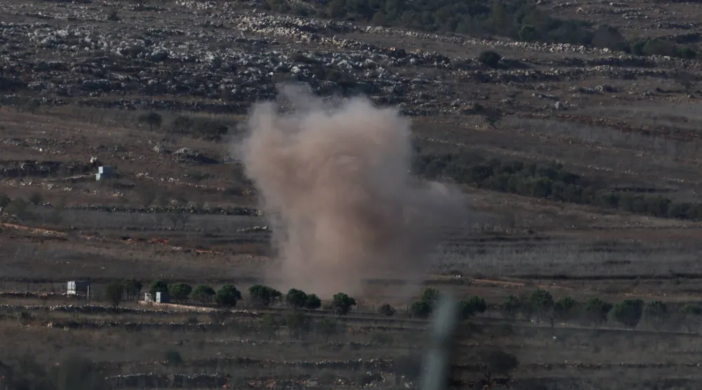 تصاعد الدخان نتيجة قصف الجيش الإسرائيلي بالقرب من قرية عيترون في جنوب لبنان كما يظهر من الجانب الإسرائيلي من الحدود الإسرائيلية اللبنانية 17 نوفمبر 2025 (إ.ب.أ)