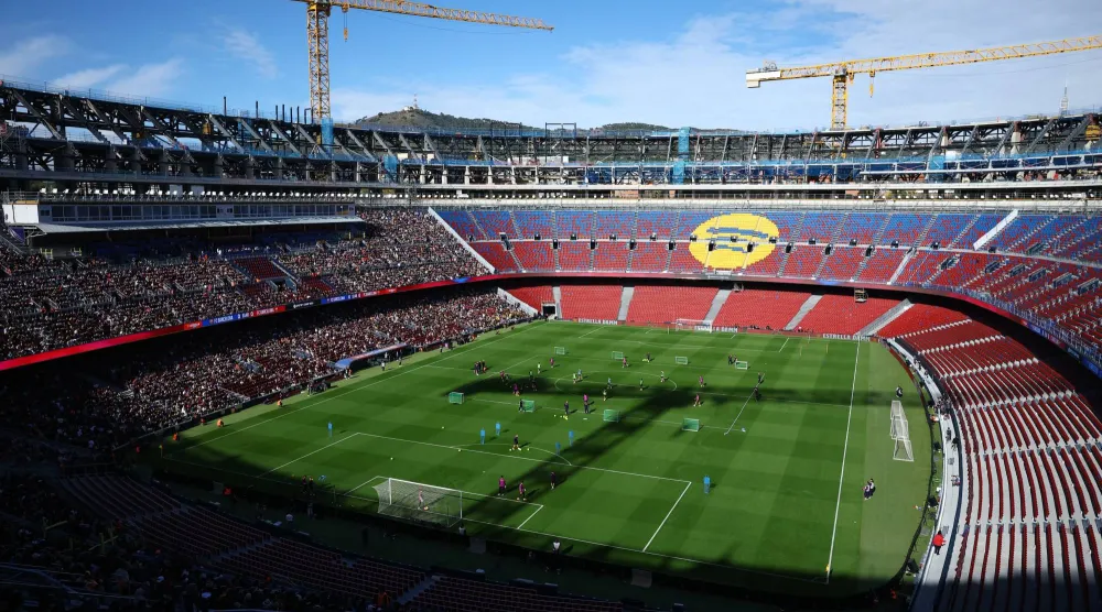 «كامب نو» يستعد لاستقبال مباريات برشلونة بعد غياب (رويترز)