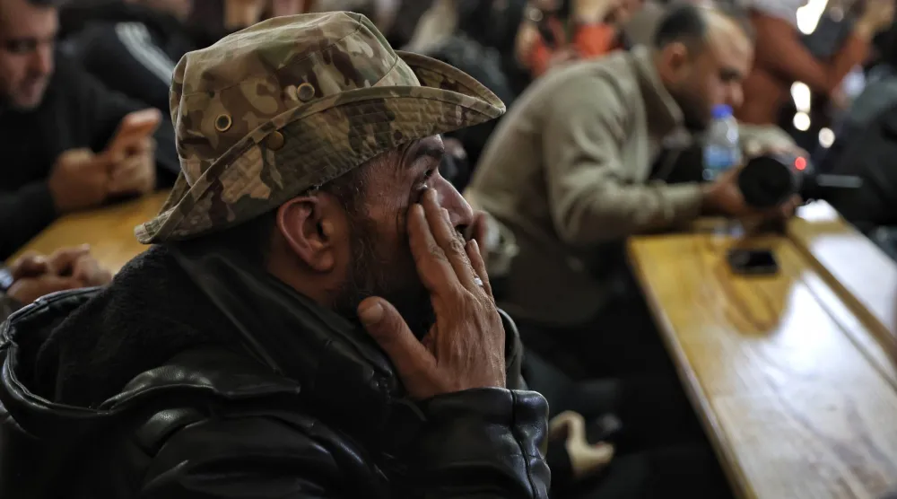 والد أحد المتهمين بالتورط في أحداث العنف الطائفي التي وقعت في الساحل السوري يحضر المحاكمة بالقصر العدلي بحلب الثلاثاء (إ.ب.أ)