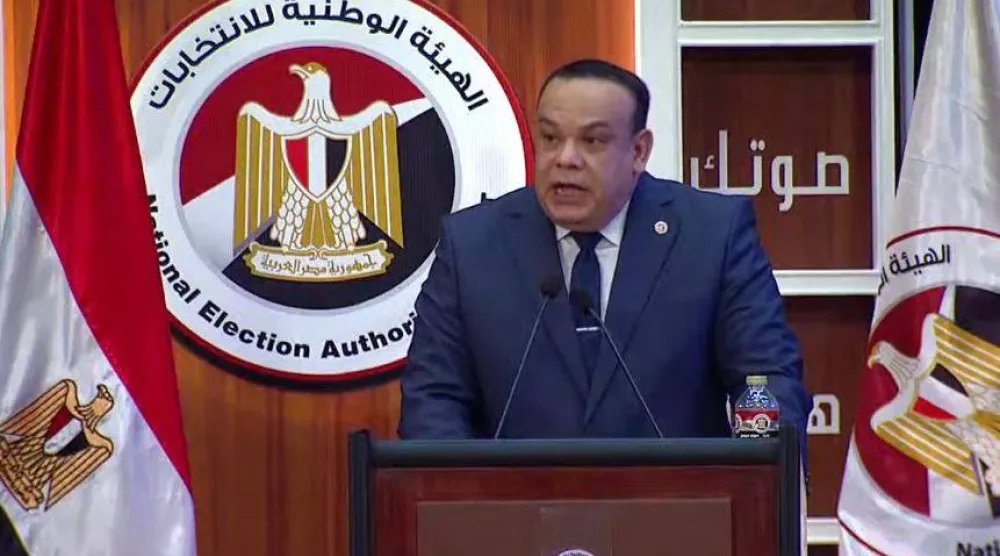 رئيس الهيئة الوطنية للانتخابات حازم بدوي لحظة إعلان نتائج المرحلة الأولى للانتخابات البرلمانية المصرية (لقطة مثبتة)