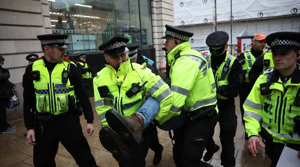 الشرطة توقف أحد أنصار حركة مؤيدة للفلسطينيين خلال احتجاج في ليدز ببريطانيا (إ.ب.أ)