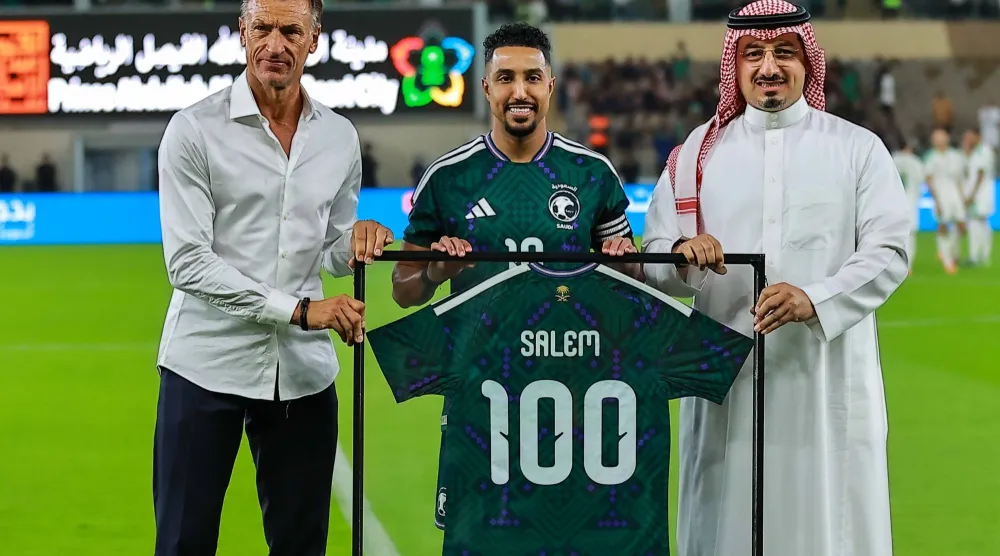 ياسر المسحل ورينارد خلال تكريم الدوسري (تصوير: محمد المانع)