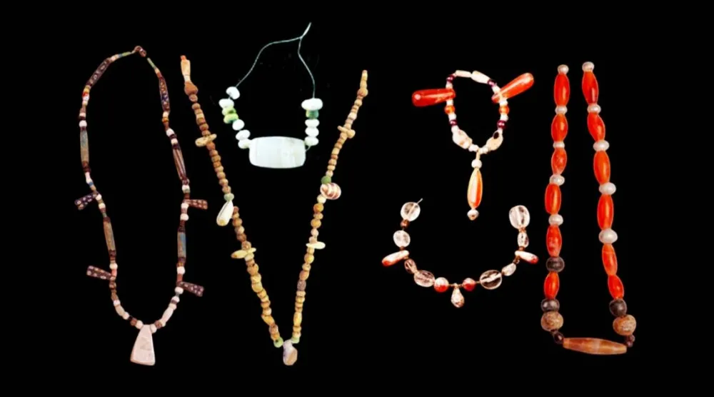 6 حلل نسائية من مقابر البحرين الأثرية